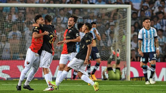 Colón dio vuelta un partido complicado ante Racing en Avellaneda.