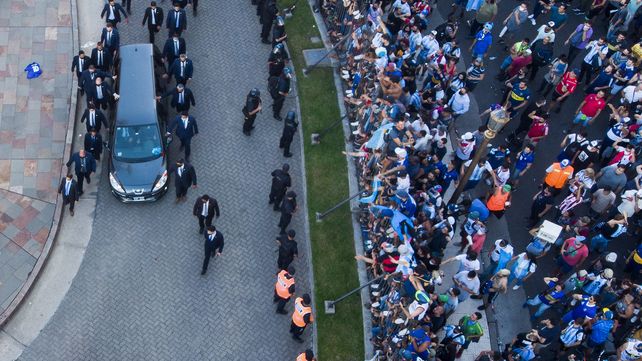 Aplausos, bocinazos y una multitud para darle el último adiós a Diego Maradona