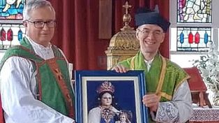 Gesto. El padre Sergio Jacob junto al sacerdote irlandés Ambrosio que agradeció la presencia de la imagen en el templo.
