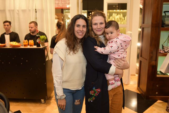 Vicky Pelaez y Clarita Rosconi y Justina