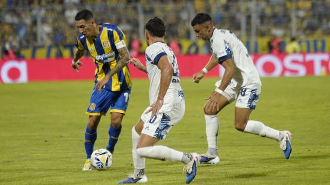 Á ngel Di María intenta eludir a dos rivales. Con el campeón del mundo tan rodeado