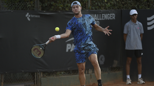 El rosarino Renzo Olivo ganó el primer set de tenis que se juega en el Jockey, pero decayó en los dos siguientes.