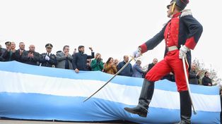El gobernador y funcionarios durante el desfile policial&nbsp;