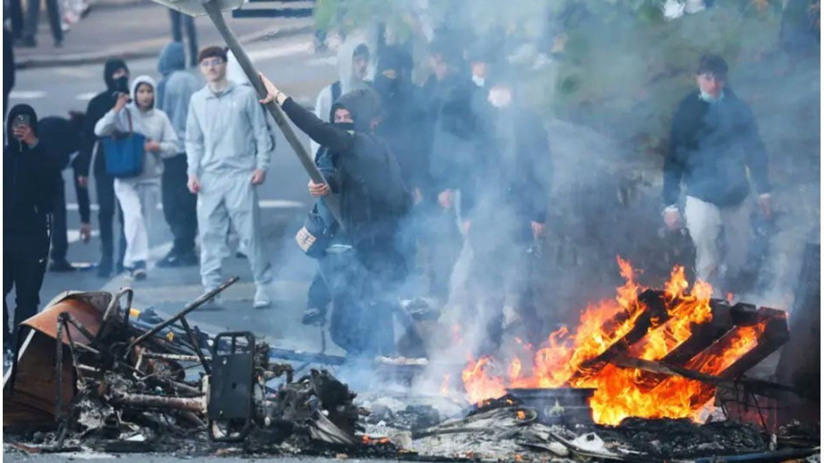 Francia: más de 400 colegios cerrados por protestas estudiantiles y más de 5.000 detenidos