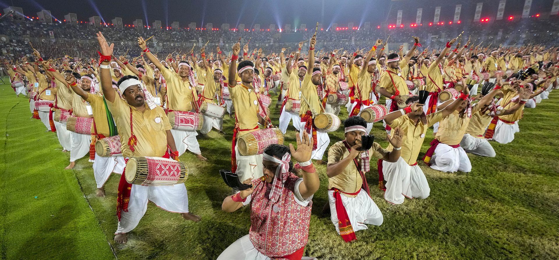 Bailarines asameses con atuendos tradicionales actúan mientras intentan el récord mundial Guinness en la categoría de danza folclórica más grande en Guwahati, India, el jueves 13 de abril de 2023. (Foto AP/Anupam Nath)