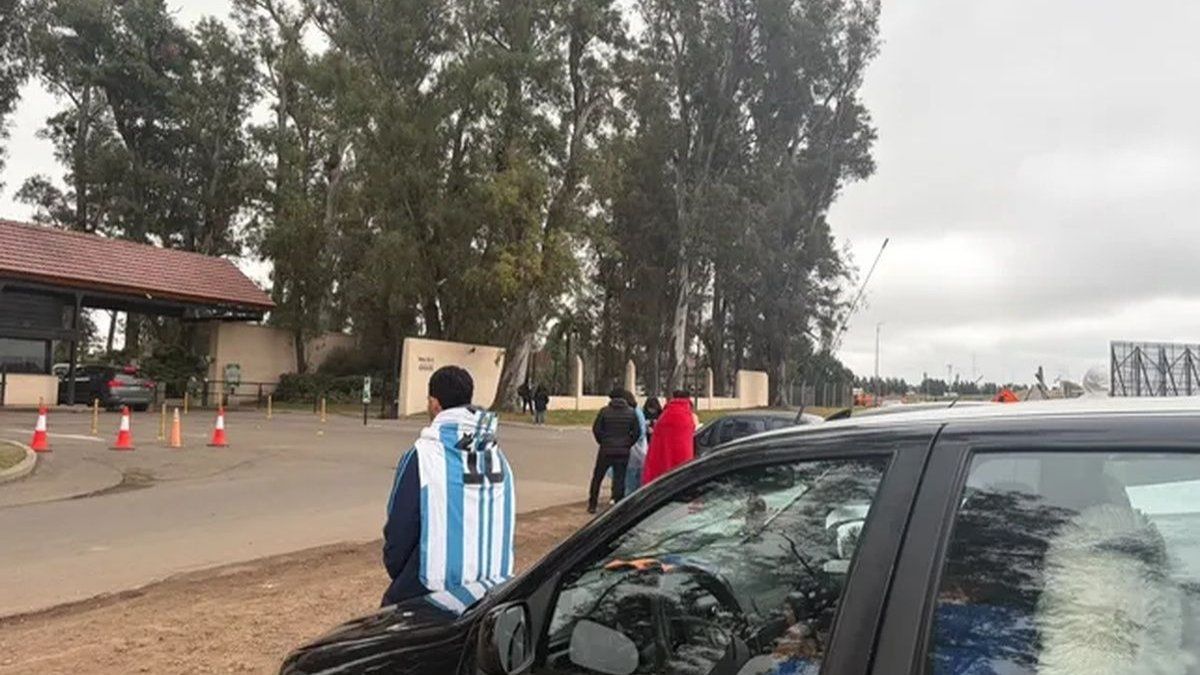 Lionel Messi en Rosario: familias enteras esperaron bajo el frío su salida del country