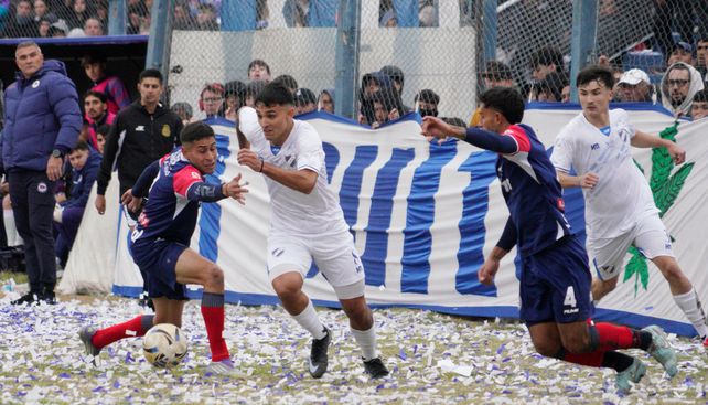 El jugador de Argentino Theo Guiñazu elimina a los charrúas Marcos Córdoba y Duré