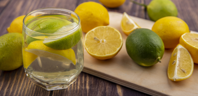 El agua con limón es una de las bebidas más recomendadas por usuarios en internet