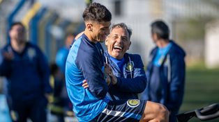 Alejo Veliz trabajó de manera liviana y el técnico Russo le dio la bienvenida. El DT debe decidir si lo manda a la cancha.