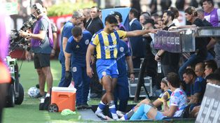 Facundo Mallo va directo al banco de suplentes tras ser reemplazado, en el inicio del clásico.