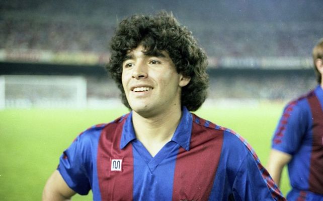 Maradona y la camiseta blaugrana de Barcelona, su pase fue confirmado antes del Mundial de España. Allá jugó después.