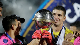 Jorge Pinos, clave en la final ante Col&oacute;n, pero en el ojo de la Conmebol.