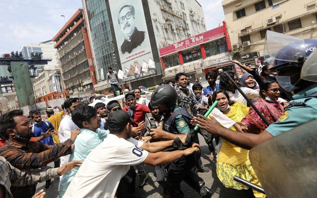 Manifestantes chocan con fuerzas de seguridad durante una protesta contra la visita del primer ministro indio Narendra Modi en Dhaka