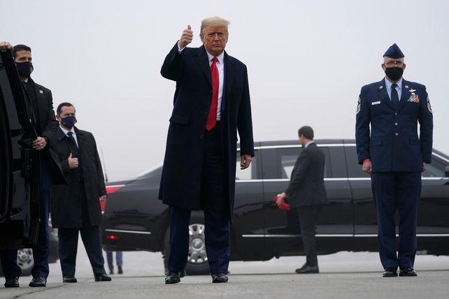 CON EL PULGAR. El presidente Donald Trump al arribar ayer al aeropuerto de Nueva York.