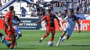 Colón jugó mal y perdió en Mendoza.