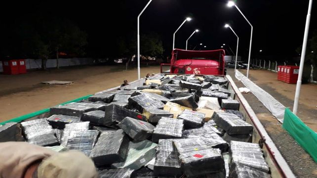 La droga es ingresada en un camión a la pista del corsódromo donde se desparramaron los envoltorios.
