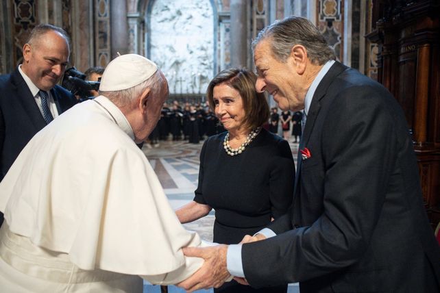 Francisco dialoga con Pelosi y su esposo previo a la misa en la Basílica de San Pedro.
