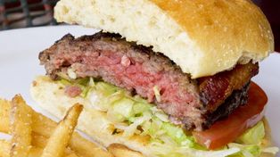 El síndrome urémico hemolítico se puede contraer por comer carne mal cocida.
