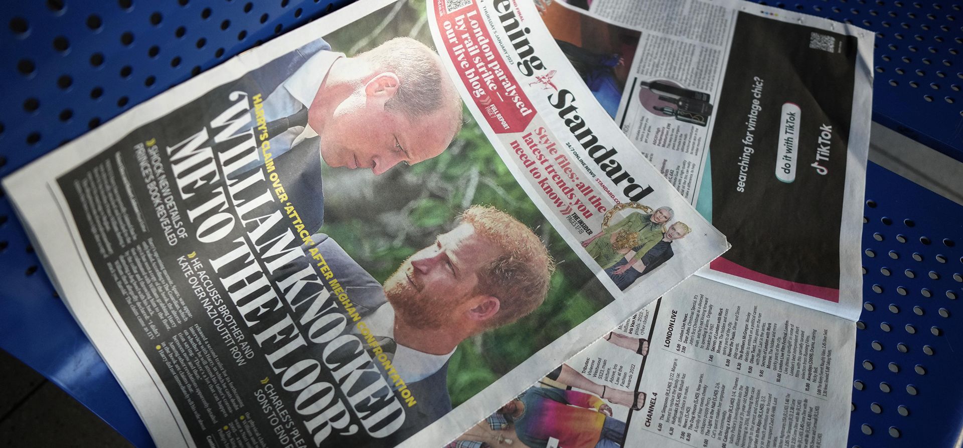 Un periódico que muestra al Príncipe Harry y al Príncipe William de Gran Bretaña en la portada yace desechado en un banco en Londres, el viernes 6 de enero de 2023. El Príncipe Harry alega en unas nuevas memorias muy esperadas que su hermano, el Príncipe William, lo arremetió y lo atacó físicamente. durante una furiosa discusión sobre el deterioro de la relación de los hermanos. (Foto AP/Kirsty Wigglesworth)