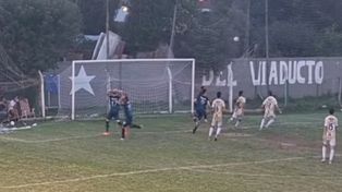 Morning Star lamenta uno de los remates en el travesaño que tuvo ante Centenario de San José de la Esquina. Afuera de la Copa Federación.
