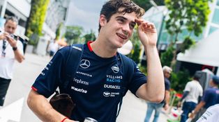 Franco Colapinto, ya en los boxes del Marina Bay, donde este fin de semana disputará su segundo GP en Fórmula Uno, en Singapur.