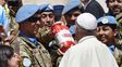 Alegría. Francisco sostiene el paquete de yerba ofrecida por los militares que integran misiones de paz. &nbsp;