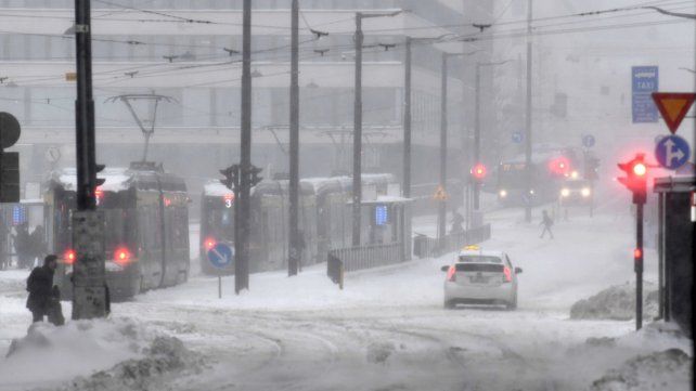 Una gruesa capa de nieve cubre las calles del centro de Helsinki, Finlandia, dificultando todo tipo de viajes. Se prevé que las fuertes nevadas continúen hasta el miércoles en el sur del país.