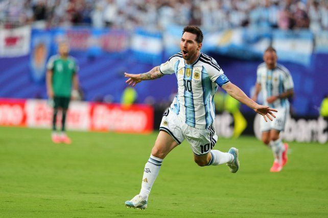 Lionel Messi deslumbró con tres goles en el debut de su sexto Mundial.