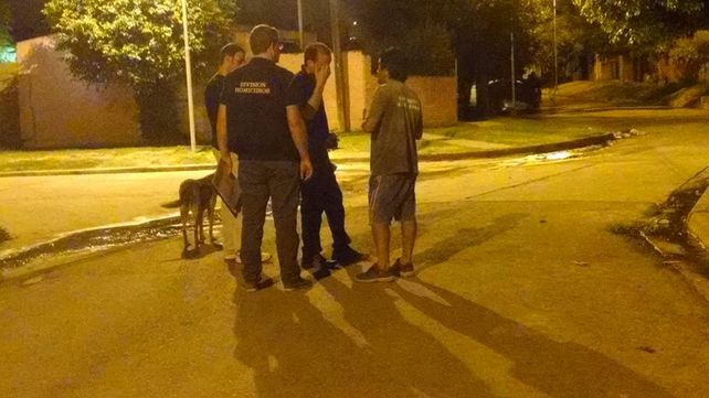 La policía trabajó en el barrio luego del asesinato. Gentileza Reporte 100.7.