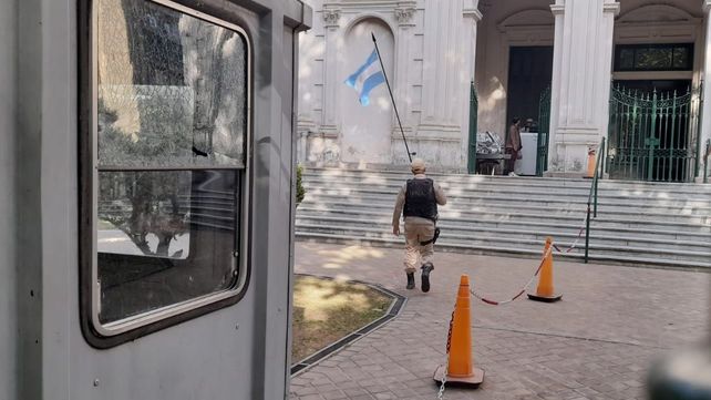 La garita de los Tribunales Federales de Oroño al 900 baleada.