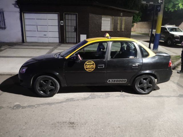 El taxista estaba detenida en la esquina de Presidente Roca y Blanque.