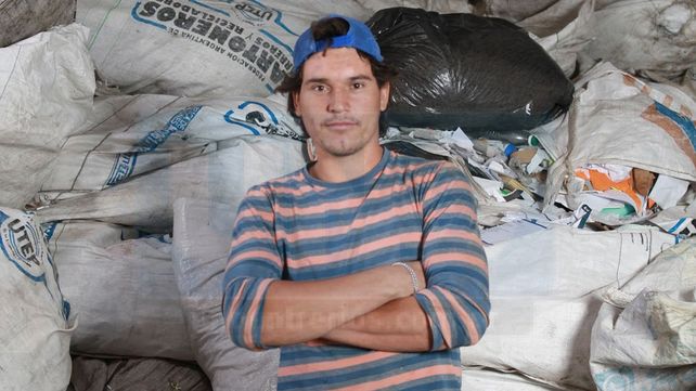 Recicladores ganan el pan y el respeto caminando la ciudad