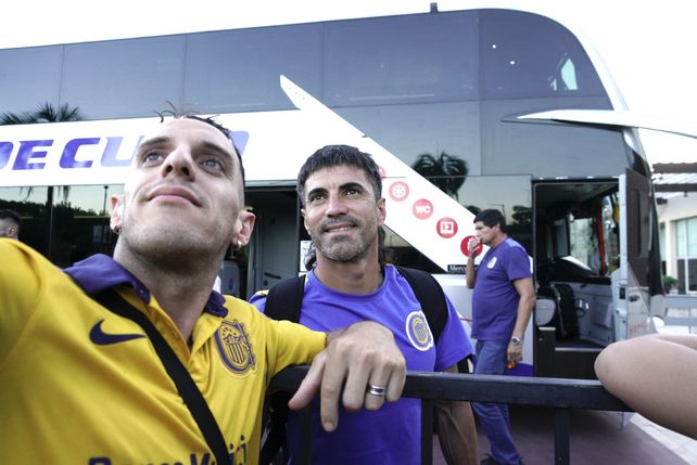 Central: los hinchas recibieron al plantel en Mendoza con bengalas, cantos y banderas