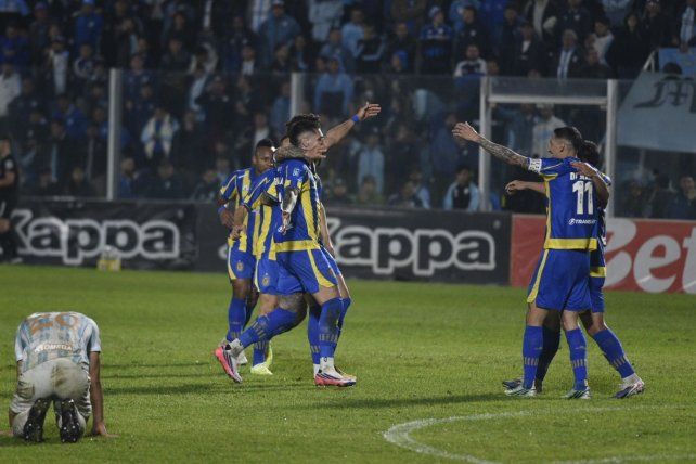 Todos en Central celebran con mucha euforia el gol de Julián Fernández
