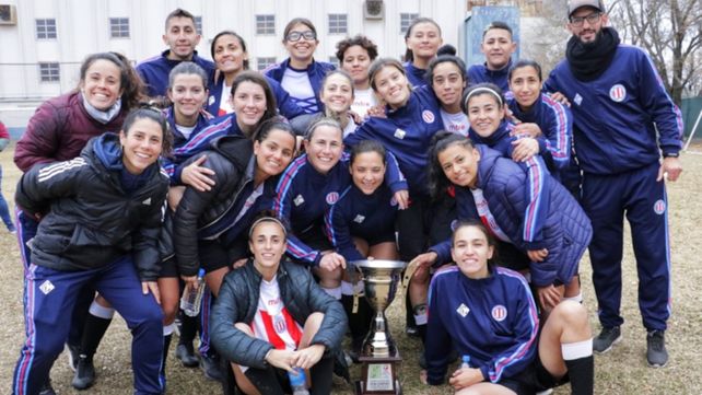 Muy felices. El plantel femenino de la Asociación Rosarina de Futbol muestran la copa obtenida en la 2ª edición de la Copa Santa Fe. &nbsp;