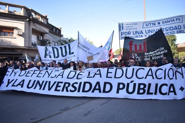 Comenzó la marcha en defensa de la universidad pública en Santa Fe