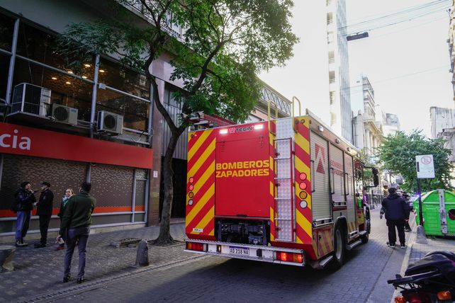 Dos dotaciones de Bomberos Zapadores trabajaron para disipar el incendio y rescatar a una mascota.