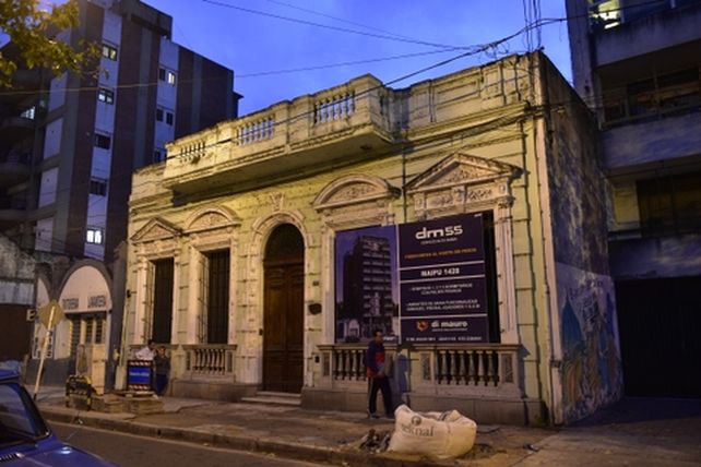 horas contadas. Sobre el frente de la casona de Maipú 1428 ya cuelga el cartel de la constructora.&nbsp;