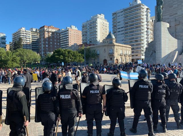 Las imágenes de los incidentes del Monumento por la protesta anticuarentena