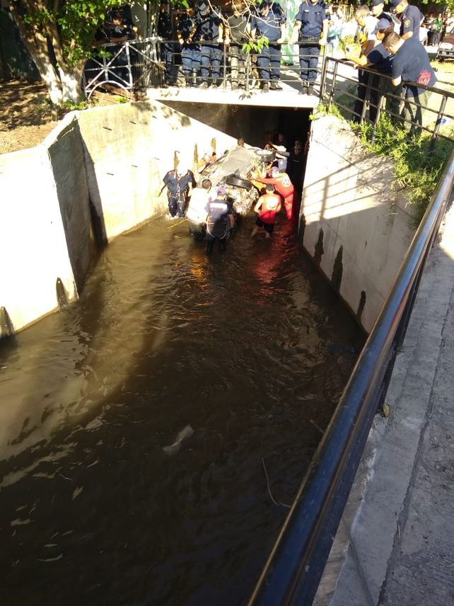 Las máquinas lograron sacar el auto de Fiorella Furlán del arroyo