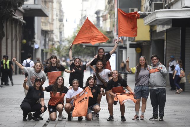 Las chicas festejaron a lo grande. La emblemática peatonal Córdoba fue testigo de la alegría de las nuevas campeonas en el círculo superior de la Rosarina.  