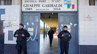 El gobierno provincial convocó a personal policial retirado a cumplir funciones de custodia en escuelas, hospitales e instituciones públicas de Rosario. 