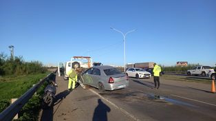 Un accidente entre dos autos y una moto generó un caos de tránsito en la autopista Santa Fe - Rosario