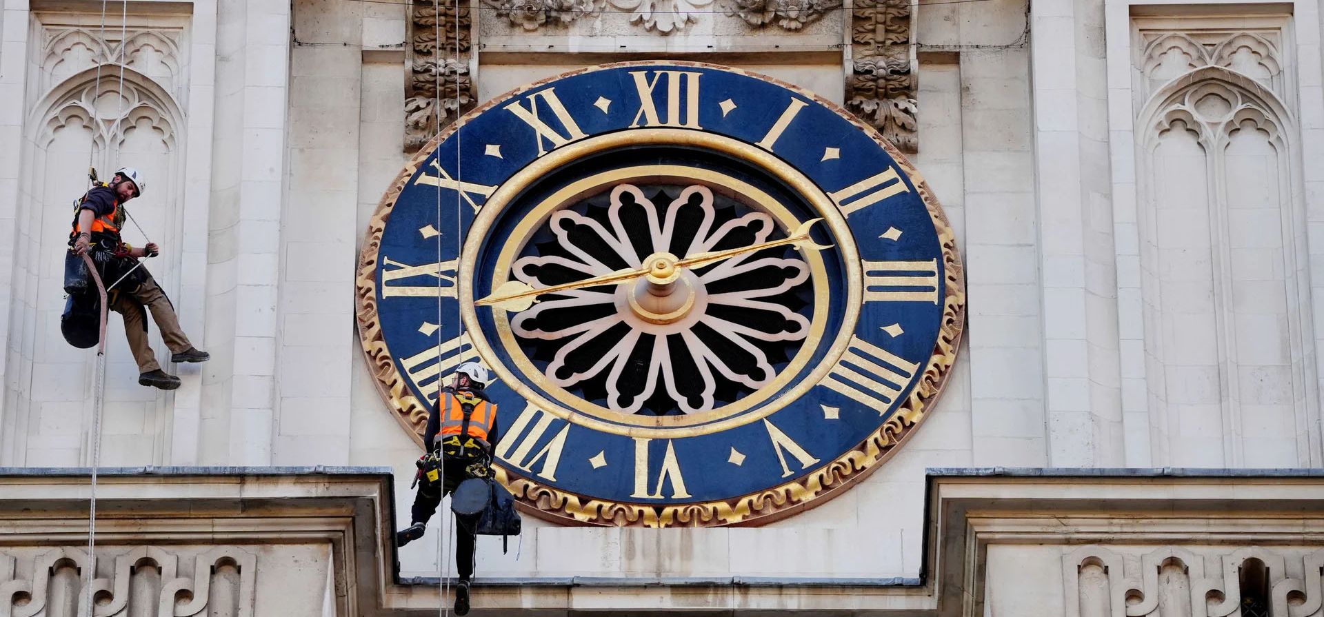 Especialistas en rápeles llevan a cabo un estudio de la piedra de la torre del reloj de Hawksmoor en la Abadía de Westminster durante una inspección anual, Londres, Reino Unido. Fotografía: Jonathan Brady/PA Especialistas en rápeles llevan a cabo un estudio de la piedra de la torre del reloj de Hawksmoor en la Abadía de Westminster durante una inspección anual, Londres, Reino Unido. Fotografía: Jonathan Brady/PA