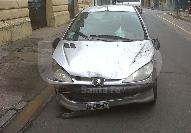 Un auto quedó dentro de un local tras un choque