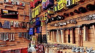 Ferreterías en Paraná: dos mostradores, dos realidades bien distintas