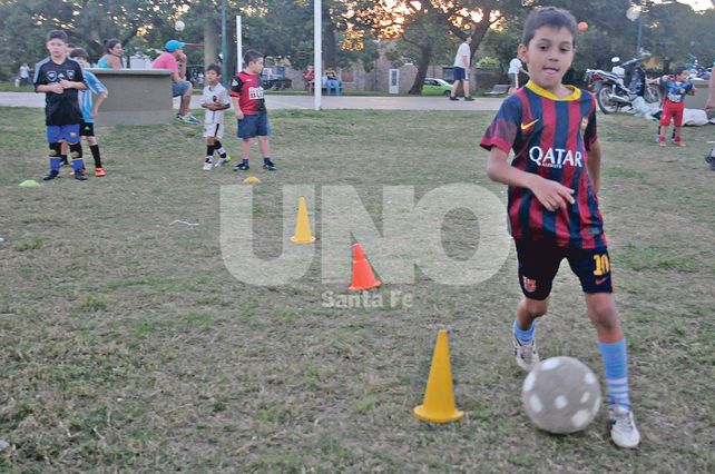 Fútbol infantil. Con cerca de 100 chicos