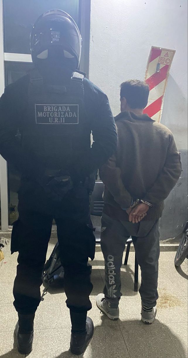 El presunto dealer detenido en barrio Bella Vista con un ladrillo de marihuana. 
