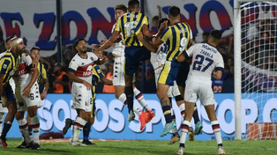 Gol agónico. Facundo Mallo ya cabeceó la pelota que se transformaría en el segundo tanto de Central ante Tigre. El primero lo hizo otro zaguero: Juan Cruz Komar.