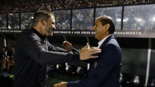 El abrazo de Coudet y Ramón Díaz cuando se enfrentaron con Internacional y Vasco da Gama en 2023.
